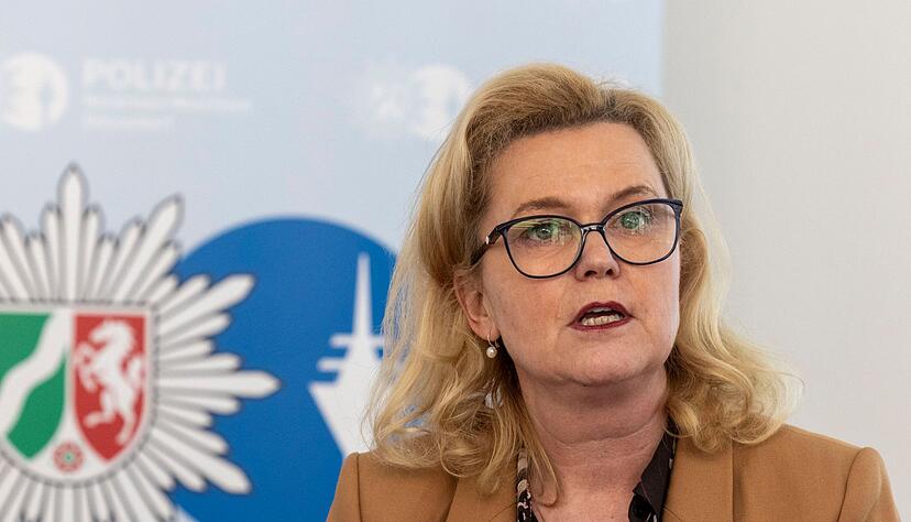 Die D&uuml;sseldorfer Polizeipr&auml;sidentin Miriam Brauns bei der Pressekonferenz zum Schlag gegen die kriminelle Handelsplattform &laquo;Crimemarket&raquo;.