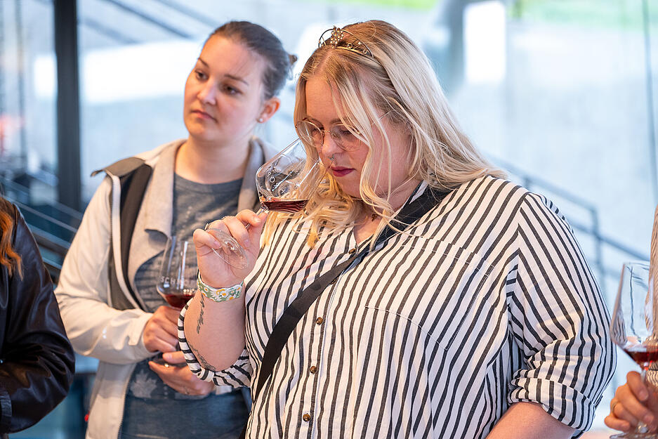 Anschlie&szlig;end besuchten sie in Bretzfeld die Familien Busch und Weibler sowie die Weinkellerei Hohenlohe.