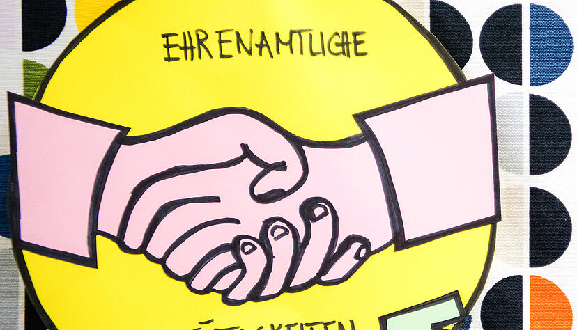 Ein Kreis mit der Aufschrift &laquo;Ehrenamtliche T&auml;tigkeiten&raquo; h&auml;ngt an der Wand einer Beratungsstelle f&uuml;r Fl&uuml;chtlinge.