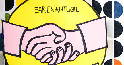 Ein Kreis mit der Aufschrift &laquo;Ehrenamtliche T&auml;tigkeiten&raquo; h&auml;ngt an der Wand einer Beratungsstelle f&uuml;r Fl&uuml;chtlinge.