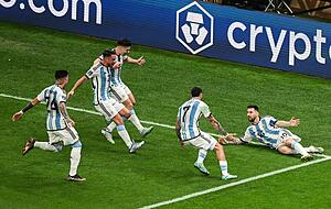 Argentiniens Superstar Lionel Messi (r) l&auml;sst sich nach seinem verwandelten Elfmeter feiern.