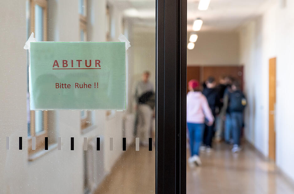 Ab 9 Uhr wurde es am Dienstag ernst: An den allgemeinbildenden Gymnasien im Land stand die Deutsch-Prüfung für die Abiturienten an. Am Heilbronner Robert-Mayer-Gymnasium weist ein Schild auf die Prüfung hin. Ab 9 Uhr wurde es am Dienstag ernst: An den allgemeinbildenden Gymnasien im Land stand die Deutsch-Prüfung für die Abiturienten an. Am Heilbronner Robert-Mayer-Gymnasium weist ein Schild auf die Prüfung hin.