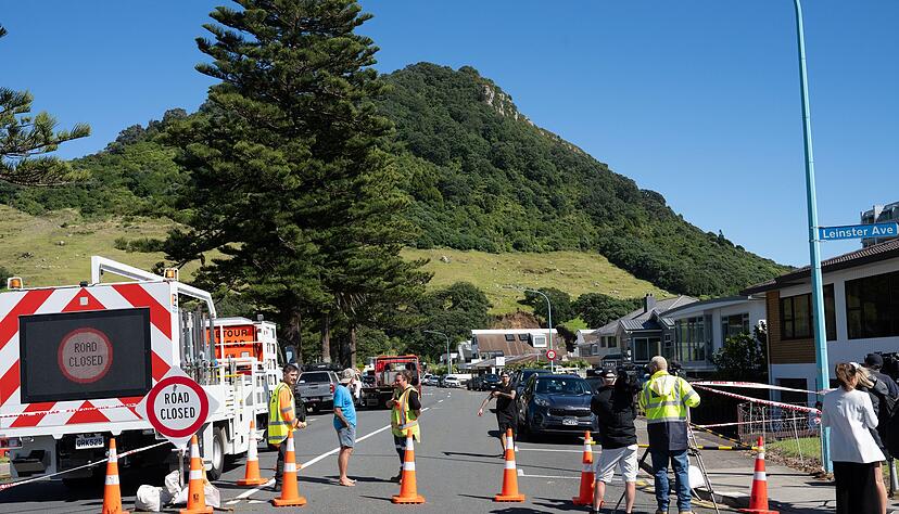 Mindestens sechs Menschen werden nach einem Erdrutsch vermisst.
