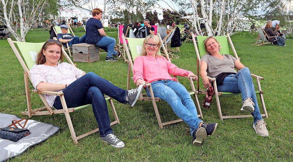 Art der Sitzgelegenheit: Liegestuhl
Standort(e): im Bereich der Sparkassenbühne, auf der Sommerinsel, beim Wohlgelegen.
Anzahl: 440
mobil: ja
Besonderheit: i einem Liegestuhl der Gartenoper lauschen, ein Glas Wein genießen oder am Neckarstrand im Wohlgelegen auf den Fluss schauen.