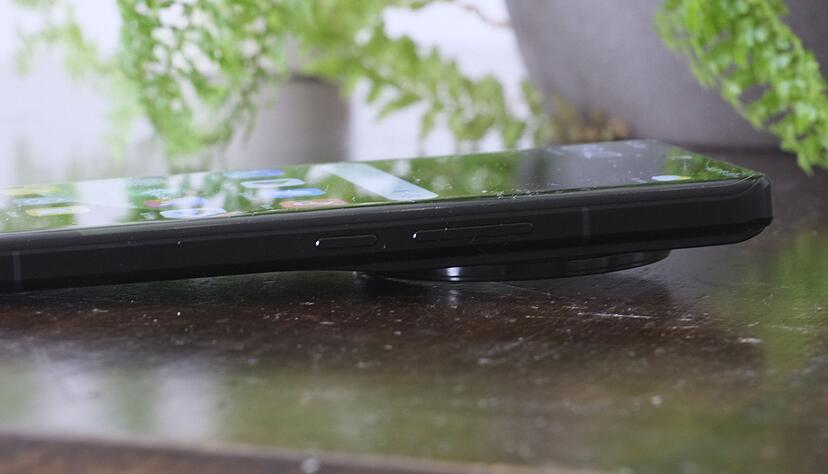 Flach geht nicht: Durch den Kamera-Buckel liegt as Xiaomi 13 Ultra immer etwas schräg auf dem Tisch. Flach geht nicht: Durch den Kamera-Buckel liegt as Xiaomi 13 Ultra immer etwas schräg auf dem Tisch.