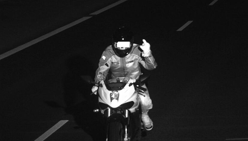 Zu sehen ist ein 17-j&auml;hriger Motorradfahrer, der w&auml;hrend seiner Fahrt in M&uuml;nchen den Mittelfinger in die Kamera streckt. Das besonders skurrile: Der Jugendliche wurde binnen weniger Wochen 26 Mal auf seinem Leichtkraftrad geblitzt
