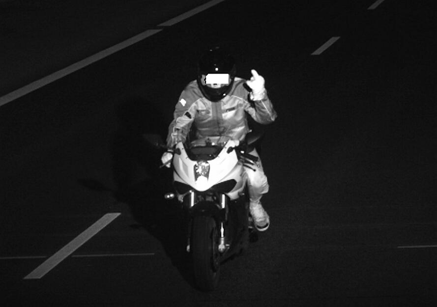 Zu sehen ist ein 17-jähriger Motorradfahrer, der während seiner Fahrt in München den Mittelfinger in die Kamera streckt. Das besonders skurrile: Der Jugendliche wurde binnen weniger Wochen 26 Mal auf seinem Leichtkraftrad geblitzt Zu sehen ist ein 17-jähriger Motorradfahrer, der während seiner Fahrt in München den Mittelfinger in die Kamera streckt. Das besonders skurrile: Der Jugendliche wurde binnen weniger Wochen 26 Mal auf seinem Leichtkraftrad geblitzt
