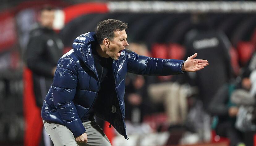 KSC-Trainer Christian Eichner darf weiter an der Seitenlinie agieren.