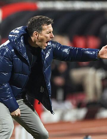 KSC-Trainer Christian Eichner darf weiter an der Seitenlinie agieren.