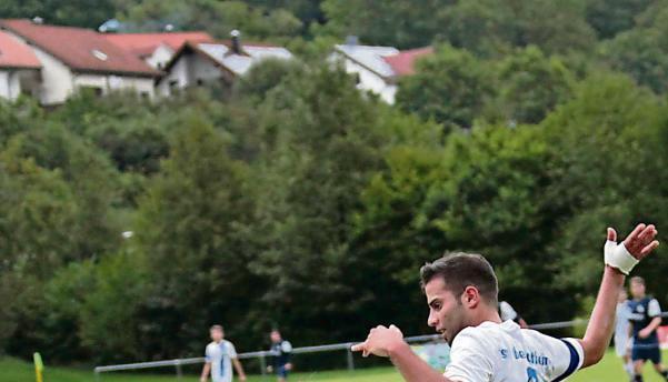 Artur Chudyka von der SG Sindringen/Ernsbach wird zwar zu Fall gebracht, doch seine Mannschaft schlägt Obersontheim 1:0.Foto: Marc Schmerbeck Artur Chudyka von der SG Sindringen/Ernsbach wird zwar zu Fall gebracht, doch seine Mannschaft schlägt Obersontheim 1:0.Foto: Marc Schmerbeck