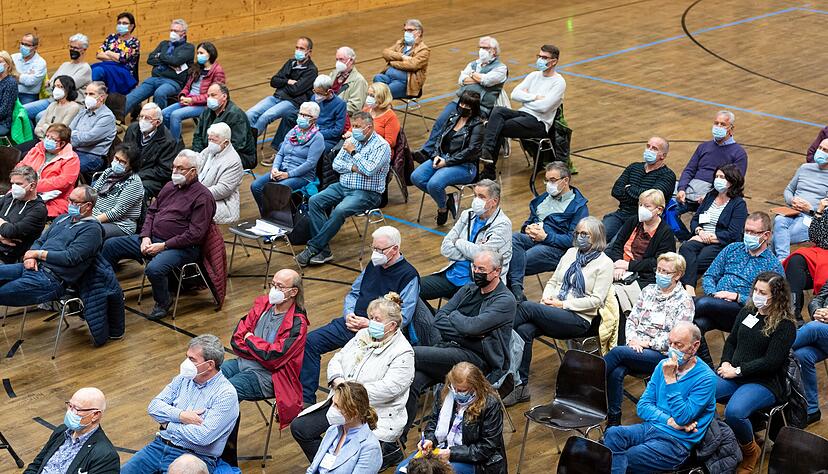 Gut besucht war am Mittwochabend die Bürgerversammlung in der Neckarhalle in Neckargartach. Im Mittelpunkt der kritisch, aber sachlich geführten Diskussion standen vor allem Verkehrsprobleme. 
Fotos: Mario Berger