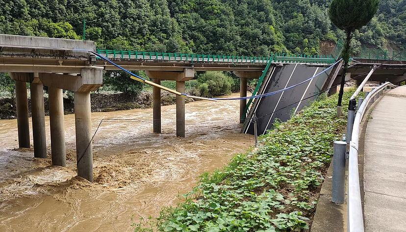 In China stürzt eine Brücke ein - es gibt viele Opfer. (Foto aktuell) In China stürzt eine Brücke ein - es gibt viele Opfer. (Foto aktuell)