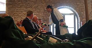 B&uuml;rgermeister Achim Beck (alias Abt Knittel) begr&uuml;&szlig;t die Menschen, dankt und erz&auml;hlt bei der Einweihung der Kelter.