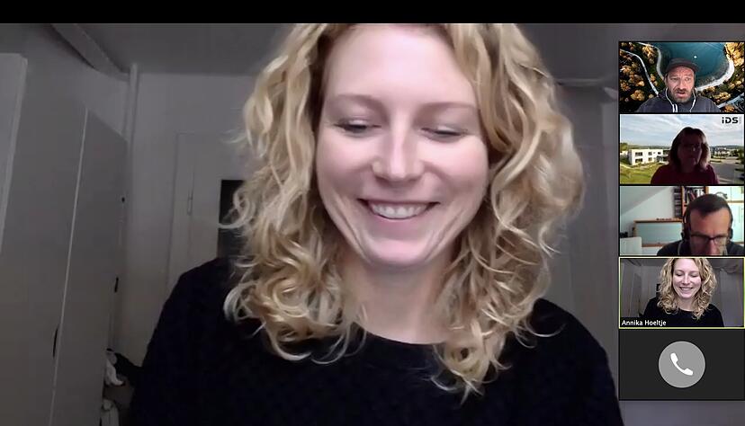 Annika Hoeltje in der Videokonferenz des Projektteams "Tinte und Feder": Als Expertin hilft sie Eva Schnepf von Schreibwaren Seel in Heilbronn.
Screenshot: Robert Mucha