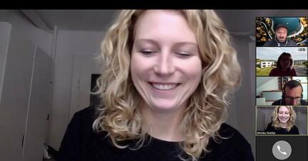 Annika Hoeltje in der Videokonferenz des Projektteams "Tinte und Feder": Als Expertin hilft sie Eva Schnepf von Schreibwaren Seel in Heilbronn.
Screenshot: Robert Mucha