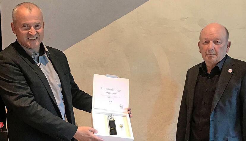 Bürgermeister Ralf Steinbrenner (links) überreichte Wolfgang Kretschmann Ehrenurkunde, Stele und Ehrennadel des Gemeindetags Baden-Württemberg.
Foto: Kostner