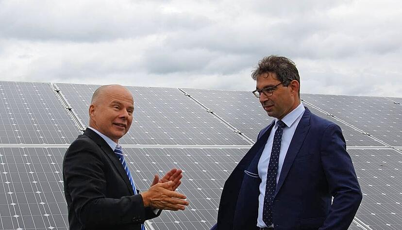 Zwei, die für Photovoltaik kämpfen: Der Unternehmer Ralf Hofmann (links) und Umwelt-Staatssekretär Andre Baumann an der Anlage bei Erlenbach.
Foto: Heiko Fritze Zwei, die für Photovoltaik kämpfen: Der Unternehmer Ralf Hofmann (links) und Umwelt-Staatssekretär Andre Baumann an der Anlage bei Erlenbach.
Foto: Heiko Fritze