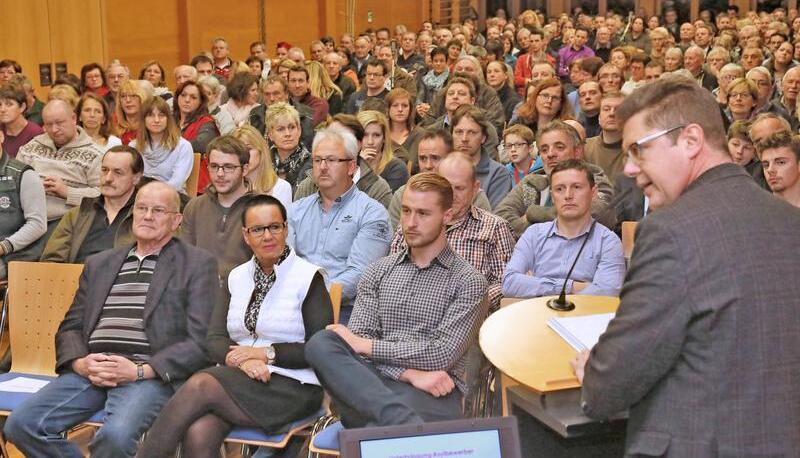 Die Alte Kelter in L&ouml;wenstein war gut gef&uuml;llt, am Mikrofon begr&uuml;&szlig;t B&uuml;rgermeister Klaus Schifferer B&uuml;rger und auch das Team des Landratsamts. Fotos: Guido Sawatzki