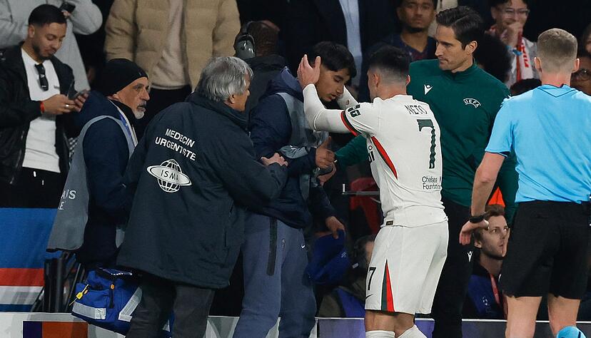 Pedro Neto entschuldigt sich bei dem Balljungen. (Archivbild)