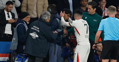 Pedro Neto entschuldigt sich bei dem Balljungen. (Archivbild)