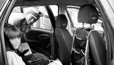 Still sitzen gefällt den meisten Kindern nicht, aber im Auto muss es sein. Und: Die Kleinen lassen sich natürlich lieber und leichter sichern, wenn die Eltern Vorbild sind und sich ebenfalls anschnallen. (Foto: Polizei)