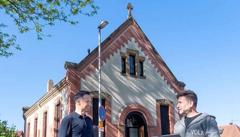 Architekt Christoph Herzog (li.) bespricht letzte Arbeiten mit Schreiner Jochen Volk. Im Mai will das achtk&ouml;pfige Team in die Hofwiesenstra&szlig;e umziehen.
Fotos; Mario Berger