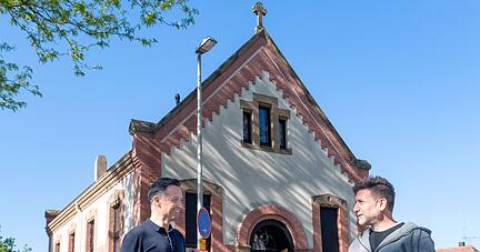 Architekt Christoph Herzog (li.) bespricht letzte Arbeiten mit Schreiner Jochen Volk. Im Mai will das achtk&ouml;pfige Team in die Hofwiesenstra&szlig;e umziehen.
Fotos; Mario Berger