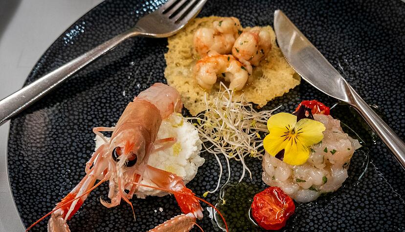 Mal auf H&uuml;ttenk&auml;se, mal auf K&auml;sechip: Die Scampi-Trilogie von David Žilić spielt mit Kontrasten zwischen warm und kalt, cremig und knusprig.