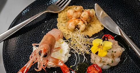 Mal auf H&uuml;ttenk&auml;se, mal auf K&auml;sechip: Die Scampi-Trilogie von David Žilić spielt mit Kontrasten zwischen warm und kalt, cremig und knusprig.