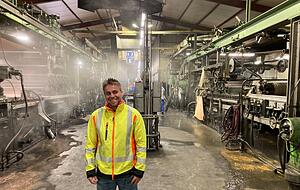 Produktionsleiter Michael Hofmann steht vor einer der beiden Papiermaschinen. Produktionsleiter Michael Hofmann steht vor einer der beiden Papiermaschinen.