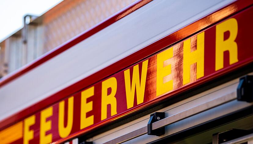 Auf dem Einsatzfahrzeug ist in gelber Farbe der Schriftzug &laquo;Feuerwehr&raquo; zu lesen.