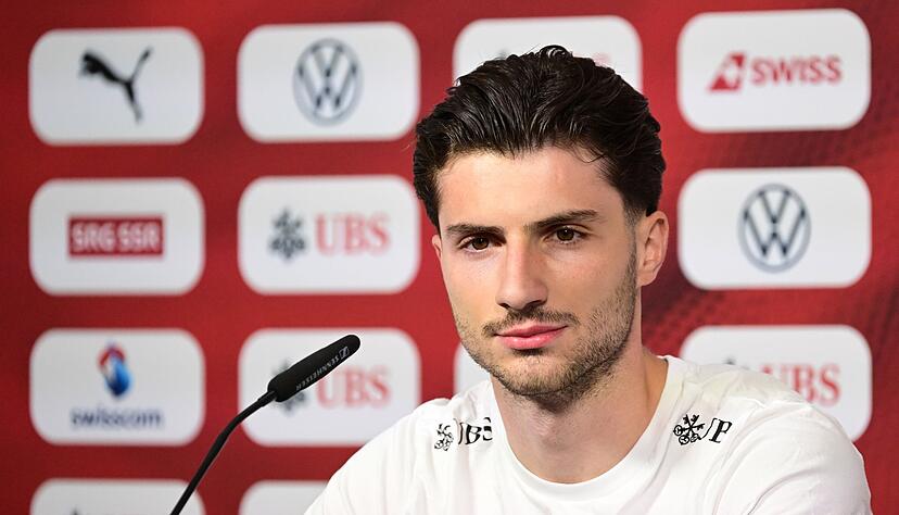Der Spieler Leonidas Stergiou bei einer Pressekonferenz. Der Spieler Leonidas Stergiou bei einer Pressekonferenz.