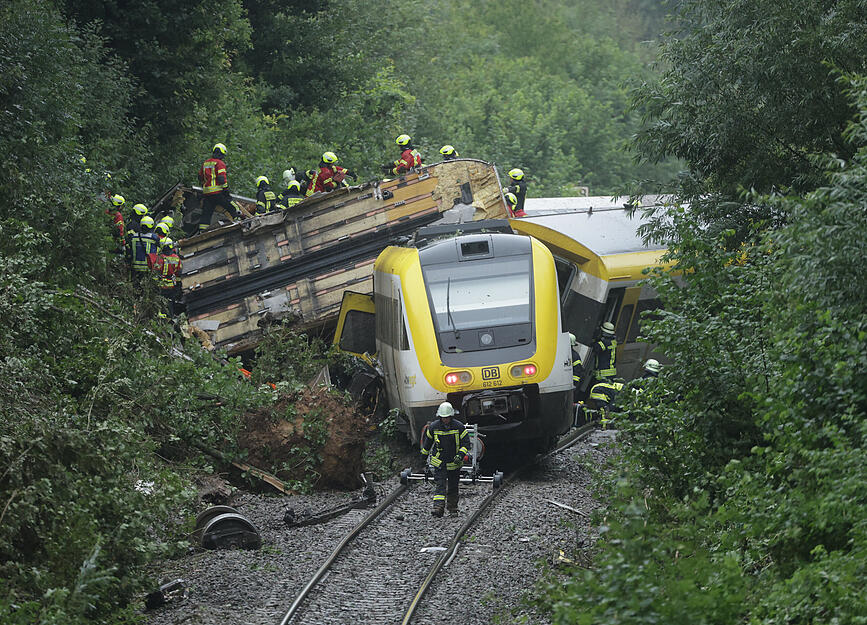 Der Personenzug ist im Kreis Biberach zwischen den Ortsteilen Zweifaltendorf und Zell entgleist.