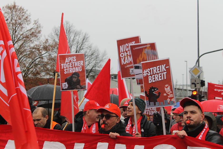 Protestierende machen mit Transparenten auf ihre Anliegen aufmerksam.