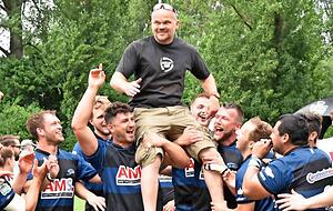 Mitte Juni feierte die Neckarsulmer Sport-Union nach einem Sieg im Play-off-Duell gegen Aachen Trainer Mark Kuhlmann und den Aufstieg in die 1. Bundesliga. Mitte Juni feierte die Neckarsulmer Sport-Union nach einem Sieg im Play-off-Duell gegen Aachen Trainer Mark Kuhlmann und den Aufstieg in die 1. Bundesliga.