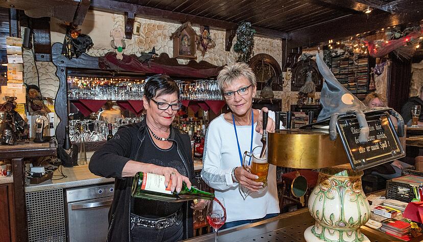 Anneliese Zeller (links) und Tochter Sabine Braune-Bluhm wissen, was ihre Gäste am liebsten trinken. Am 23. März schließt das "Hexenschlössle". Foto: Mario Berger, Anneliese Zeller (links) und Tochter Sabine Braune-Bluhm wissen, was ihre Gäste am liebsten trinken. Am 23. März schließt das "Hexenschlössle". Foto: Mario Berger,