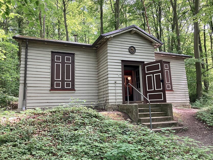 Das Gau&szlig;-Haus, das 1833 zuerst im Garten der Sternwarte von G&ouml;ttingen erbaut und sp&auml;ter hier oben auf den Hainberg umgezogen wurde