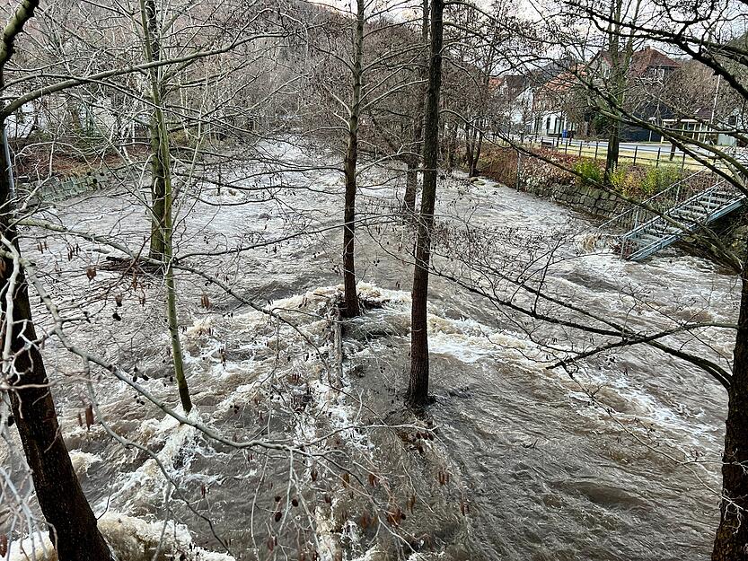 Der Fluss Oker überflutet in Oker teilweise die Promenade. Für die Flussgebiete der Oker und der Innerste warnte der Niedersächsische Landesbetrieb für Wasserwirtschaft, Küsten- und Naturschutz (NLWKN) vor einer weiteren Verschärfung der Hochwasserlage.
