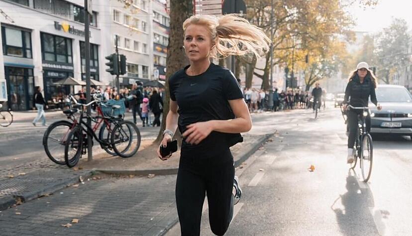 Maren Schiller wohnt in Berlin und kommt aus dem Leistungssport. Heute nimmt die Laufinfluencerin ihre Community auf Instagram bei ihrem sportlichen Alltag mit.