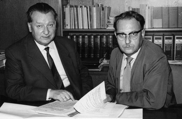 Zusammengestellt von Archiv und Dokumentation der Heilbronner Stimme 

1960: Der "Chef" der künftigen Ingenieurschule Heilbronn, Baudirektor Dipl.-Ing. Friedrich Aßmus (l) und der Baudezernent der Stadt Heilbronn, Bürgermeister Hanser. 1959 hatte der baden-württembergische Landtag eine Ingenieurschule mit Sitz in Heilbronn beschlossen.