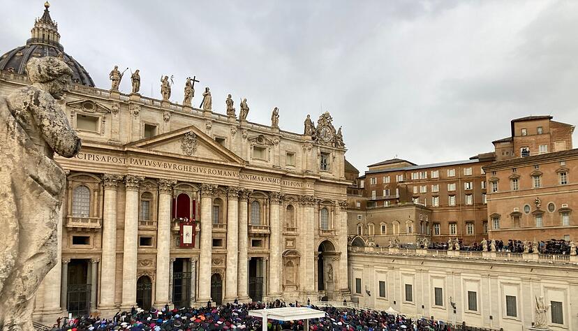 Mit Regencapes und unter Regenschirmen verfolgten die Gl&auml;ubingen die Ansprache des Papstes.