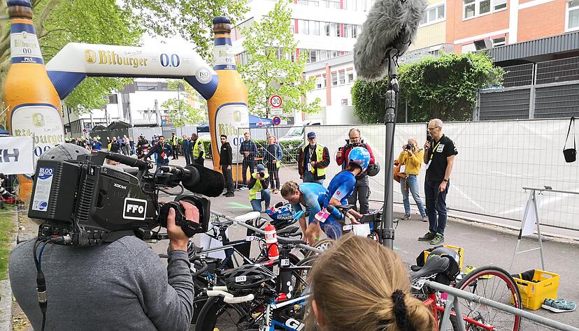 Die beiden Favoritinnen Daniela Bleymehl und Laura Philipp werden von einem Fernsehteam gefilmt. Die beiden Favoritinnen Daniela Bleymehl und Laura Philipp werden von einem Fernsehteam gefilmt.