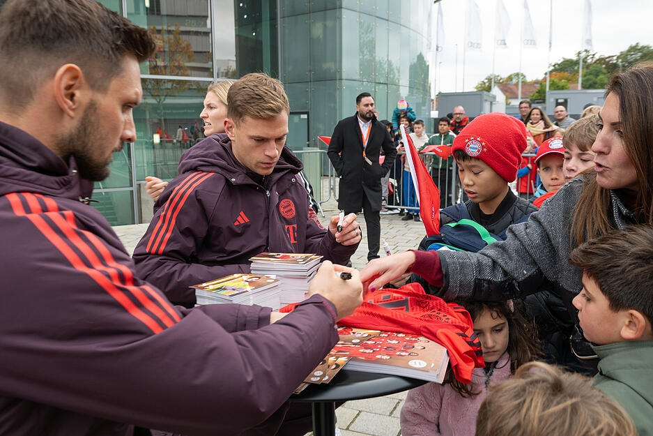 Autogramme des Tabellenf&uuml;hrer der Bundesliga sind hei&szlig; begehrt.