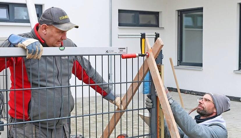 Ein mannshoher Zaun grenzt den Au&szlig;enberereich von der Hauptstra&szlig;e ab. Die Au&szlig;enfl&auml;che ist nicht gro&szlig;, aber gr&ouml;&szlig;er als vorgeschrieben.