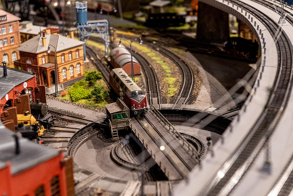 Nach einem schweren Brand war die Anlage lange für Besucher geschlossen. Erst nach mehreren Gutachten und Raumarbeiten konnte im Jahr 2014 der Modellbahnaufbau wieder starten. Nun ist die Anlage wieder geöffnet. Nach einem schweren Brand war die Anlage lange für Besucher geschlossen. Erst nach mehreren Gutachten und Raumarbeiten konnte im Jahr 2014 der Modellbahnaufbau wieder starten. Nun ist die Anlage wieder geöffnet.