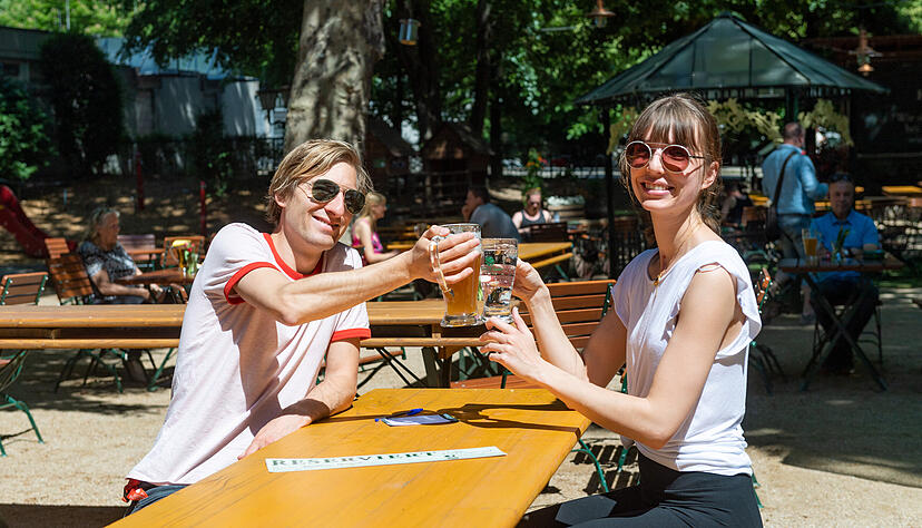 Auf den Gastro-Neustart an diesem Montag sto&szlig;en die Stimme-Volont&auml;re Lisa Koennecke und Andr&eacute; Daub im Heilbronner Biergarten Food Court an.