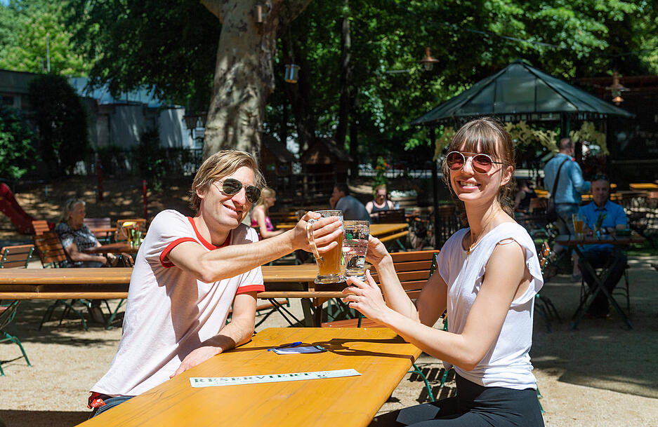 Auf den Gastro-Neustart an diesem Montag sto&szlig;en die Stimme-Volont&auml;re Lisa Koennecke und Andr&eacute; Daub im Heilbronner Biergarten Food Court an.
