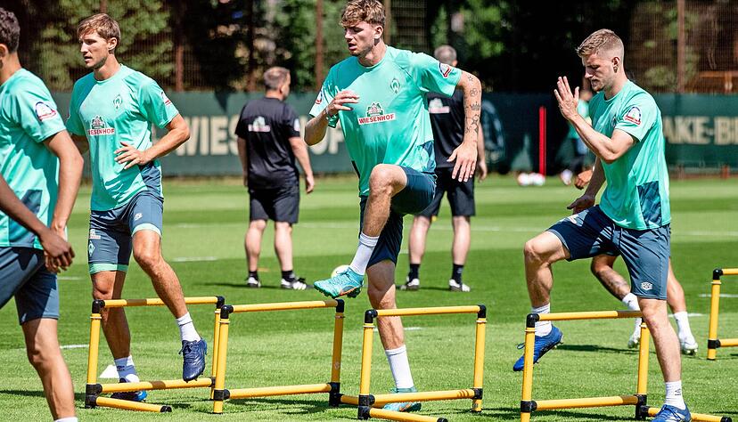 Beim Trainingsauftakt sind die Hürden bei Aufsteiger Werder Bremen noch nicht allzu hoch gewesen. Das wird sich zum Saisonstart aber ändern.
Foto: dpa