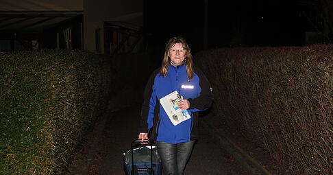 Bis 6 Uhr am Morgen sollten alle Tageszeitungen im Briefkasten liegen. Dafür sorgt Brigitte Jörke-Hohl in Abstatt.