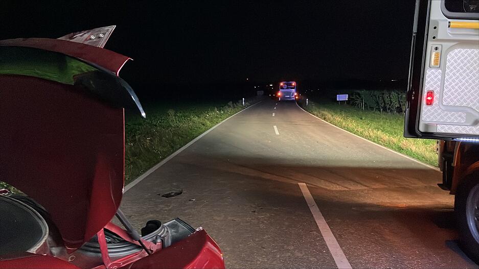 Ersten Erkenntnissen zufolge wollte eines der Fahrzeuge einen Bus &uuml;berholen.